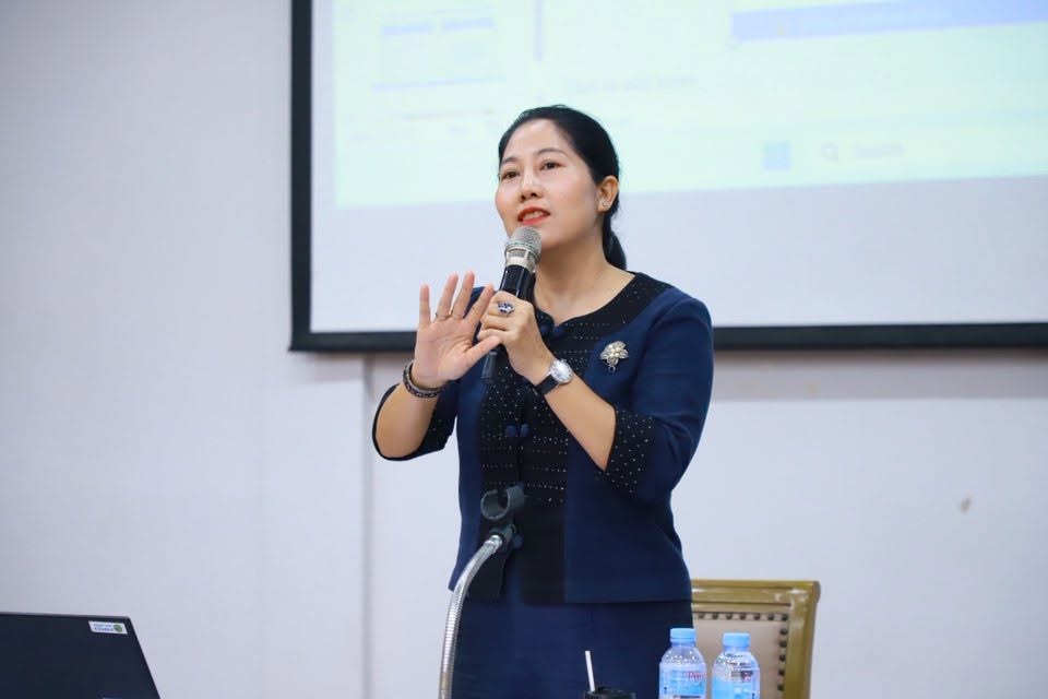 title - บรรยายให้ความรู้ในหัวข้อทิศทาง ส.ป.ก. ในอนาคต (ALRO Future Directions) มุ่งเน้นการปรับเปลี่ยนยุทธศาสตร์เชิงรุกเพื่อรับมือกับความท้าทายในโลก ทั้งสังคมเกษตรกรสูงวัย การขยายตัวของเมือง วิกฤตภูมิอากาศ และเทคโนโลยี AI โดยการขับเคลื่อนจะเน้นบูรณาการฐานข้อมูลอัจฉริยะ (ALRO One Data)